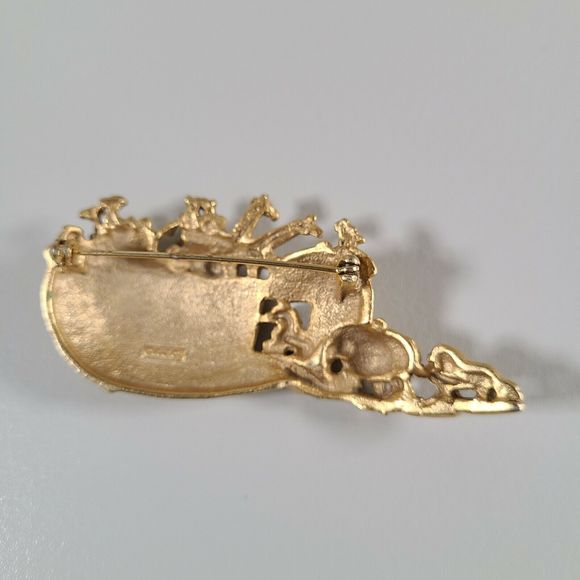 *Vintage Matte Gold Tone Noah's Arc Pin Brooch with Animals Signed AJC - Picture 6 of 8